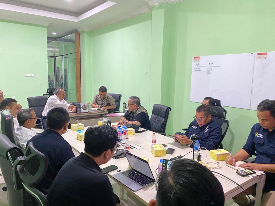 Rapat antara Pemerintah Provinsi Sumatera Selatan dengan PT Bukaka Teknik Utama Tbk dan PT Sumsel Energi Gemilang (Perseroda) Pembahasan draft Share Holders Agreement di Kantor Sekretariat Bersama Pelabuhan Tanjung Carat 